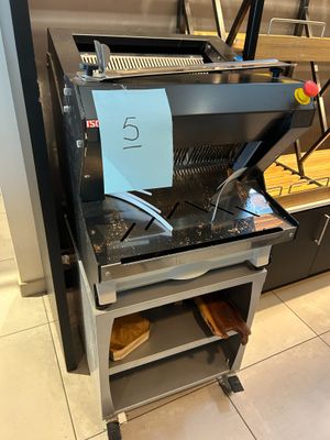 une photo d'un four à pizza professionnel dans un restaurant