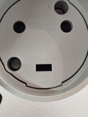 un gros plan d'une prise électrique blanche fixée au mur