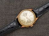 une montre posée sur une surface noire