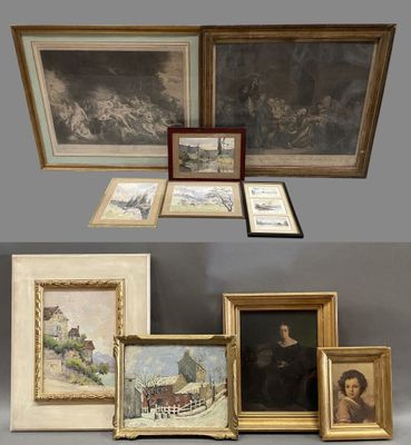 deux photos d'une collection de tableaux, certains encadrés, d'autres non