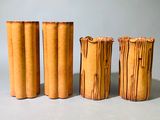 quatre morceaux de bois posés sur une table