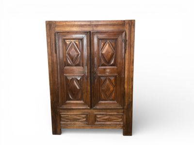 Petite armoire “pointes de diamants” à panneaux Dans le goût…