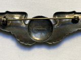 une image représentant une broche en argent ornée d'ailes