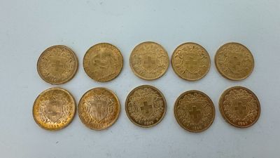 un tas de pièces d'or posé sur une surface blanche