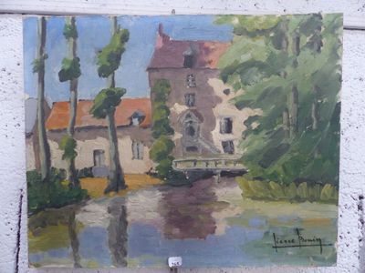 un tableau représentant une maison au bord de l'eau accroché au mur