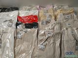 de nombreuses chemises pour hommes exposées dans un magasin