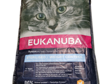 un sac de croquettes Eukanuba pour chat sur fond blanc
