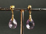 paire de boucles d’oreilles en améthorate montées sur un support plaqué or