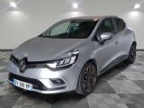 une voiture argentée garée dans un garage au sol en damier
