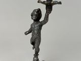 figurine en bronze représentant un garçon tenant un bol et un plateau
