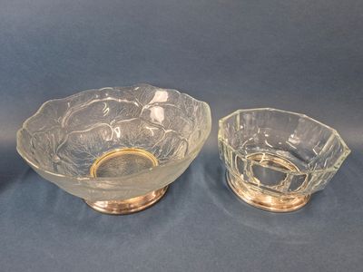 Ensemble de deux coupes creuses en verre, l'une à décor de f…