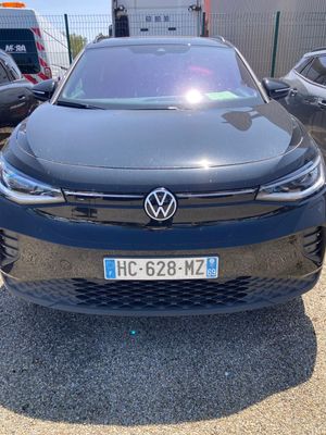 l'avant d'une Volkswagen e-Golf noire garée sur un parking
