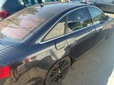 une voiture garée au bord de la rue