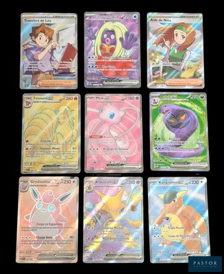 Les cartes Pokémon sont alignées sur une surface noire.