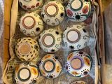 une boîte contenant différents types de vases