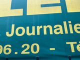 une enseigne portant l'inscription « Le Journale » sur la façade d'un immeuble