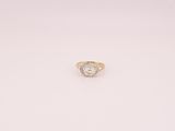 une image d'une bague en diamant sur une surface blanche