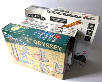 une boîte de jouets posée sur une table