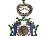 gros plan d'une médaille sur fond blanc