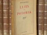 un livre posé sur une étagère, devant une pile de livres