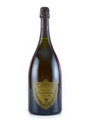 gros plan d'une bouteille de champagne sur fond blanc