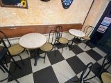 des tables et des chaises dans un restaurant où il y a une horloge accrochée au mur