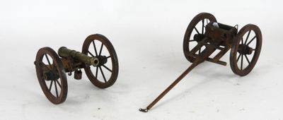 paire de roues de canon anciennes en fonte, à rayons en bois