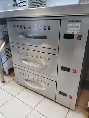 une commode au milieu d'une cuisine