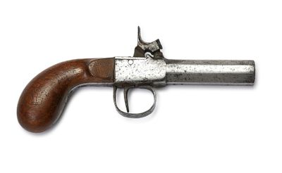 un vieux fusil avec une poignée en bois sur fond blanc
