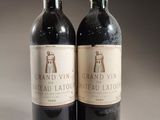 deux bouteilles de vin rouge posées l'une à côté de l'autre sur une table