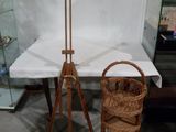 un panier posé à côté d'un chevalet en bois
