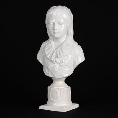 un buste de femme en marbre blanc posé sur un socle, sur fond noir