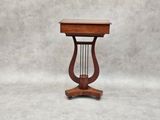 une petite table en bois sur laquelle est posée une harpe