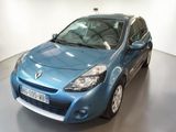 la photo d'une voiture bleue garée dans un garage