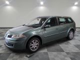 la photo d'une voiture garée dans un garage