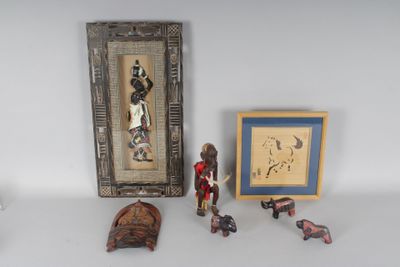 lot d'objets décoratifs souvenirs de voyage en Afrique et Am…