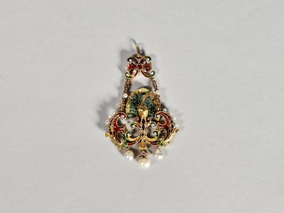 gros plan d'une paire de boucles d'oreilles sur une surface blanche