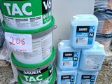 plusieurs seaux de peinture posés par terre à côté d'un tas de récipients en plastique