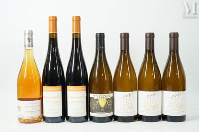 plusieurs bouteilles de vin sont alignées sur une table