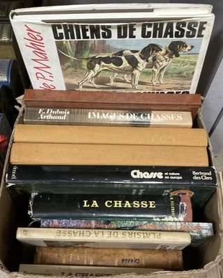 une boîte remplie de livres empilés les uns sur les autres