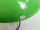 une lampe verte posée sur une table