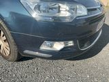 une voiture bleue garée sur le bord de la route