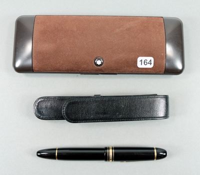 un stylo et un étui posés sur une table