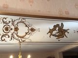 un lustre suspendu au plafond d'une pièce