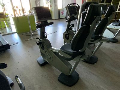 une rangée de vélos d'appartement dans une salle de sport