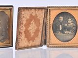 Plusieurs photographies anciennes représentant des personnes sont exposées en rangée