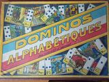 jeu de société « Dominos alphabétiques » dans une boîte posée sur une table