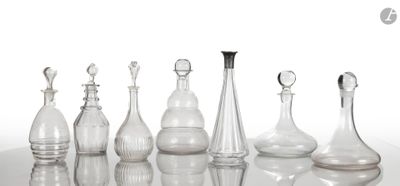 beaucoup de vases en verre posés sur une table