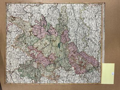 une vieille carte de l'Angleterre sur laquelle est collé un post-it