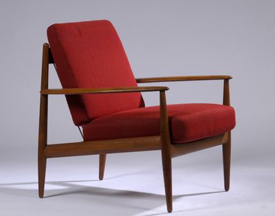 une chaise rouge avec une structure en bois et des accoudoirs